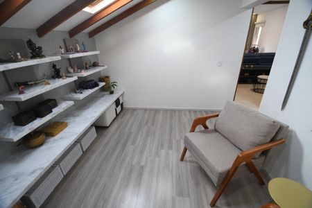 Casa de condomínio à venda com 200m², 3 quartos e 4 vagasEscritório