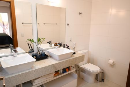 Casa de condomínio à venda com 200m², 3 quartos e 4 vagasBanheiro 3