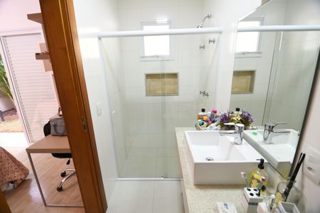 Casa de condomínio à venda com 200m², 3 quartos e 4 vagasBanheiro 1