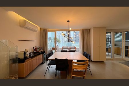 Apartamento à venda com 260m², 4 quartos e 2 vagas Apartamento à venda com 260m², 4 quartos e 2 vagasSala de Jantar