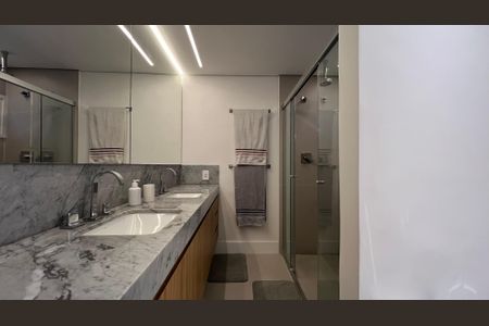 Apartamento à venda com 260m², 4 quartos e 2 vagas Apartamento à venda com 260m², 4 quartos e 2 vagasBanheiro da Suíte 3
