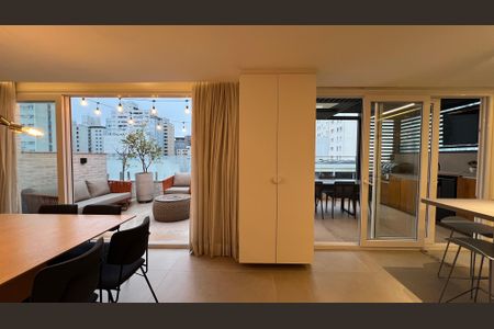 Apartamento à venda com 260m², 4 quartos e 2 vagas Apartamento à venda com 260m², 4 quartos e 2 vagasVaranda