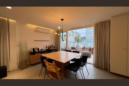 Apartamento à venda com 260m², 4 quartos e 2 vagas Apartamento à venda com 260m², 4 quartos e 2 vagasSala de Jantar
