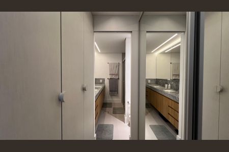 Apartamento à venda com 260m², 4 quartos e 2 vagas Apartamento à venda com 260m², 4 quartos e 2 vagasCloset da suíte 3