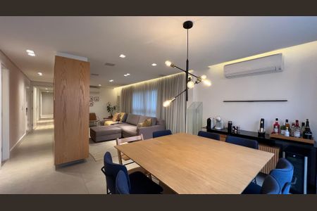Apartamento à venda com 260m², 4 quartos e 2 vagas Apartamento à venda com 260m², 4 quartos e 2 vagasSala de Jantar