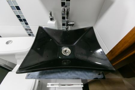 Apartamento à venda com 48m², 2 quartos e 1 vagaDetalhe do banheiro