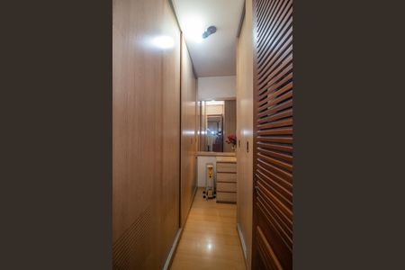 Casa à venda com 350m², 5 quartos e 6 vagasCloset/Suite