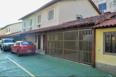 Casa de condomínio à venda com 120m², 4 quartos e 2 vagasFachada