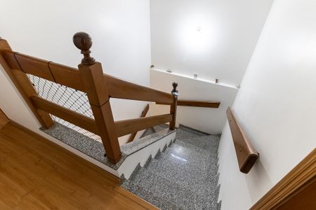 Casa para alugar com 180m², 4 quartos e 2 vagas Casa para alugar com 180m², 4 quartos e 2 vagasEscada