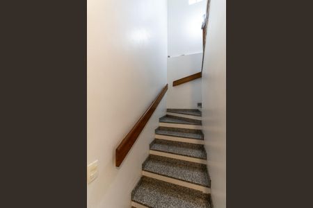 Casa para alugar com 180m², 4 quartos e 2 vagas Casa para alugar com 180m², 4 quartos e 2 vagasEscada