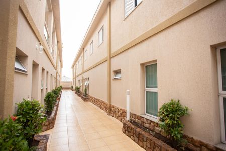 Casa à venda com 130m², 3 quartos e 4 vagasCorredor externo 