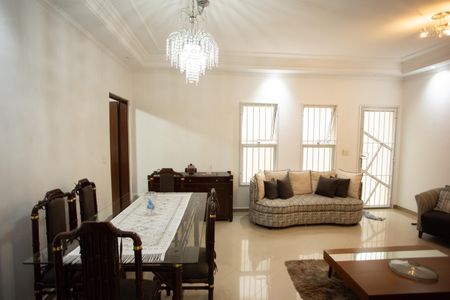 Casa à venda com 130m², 3 quartos e 4 vagasSala