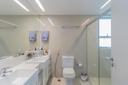 Apartamento à venda com 155m², 4 quartos e 3 vagas Apartamento à venda com 155m², 4 quartos e 3 vagasBanheiro da Suíte 1