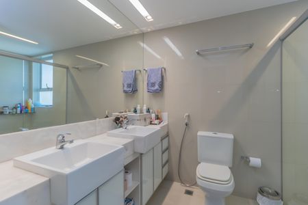 Apartamento à venda com 155m², 4 quartos e 3 vagas Apartamento à venda com 155m², 4 quartos e 3 vagasBanheiro da Suíte 1