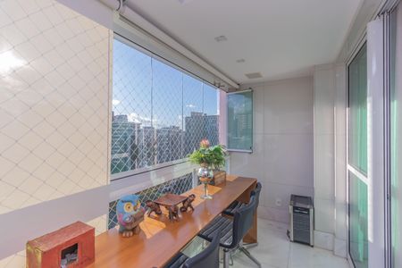 Apartamento à venda com 155m², 4 quartos e 3 vagas Apartamento à venda com 155m², 4 quartos e 3 vagasVaranda