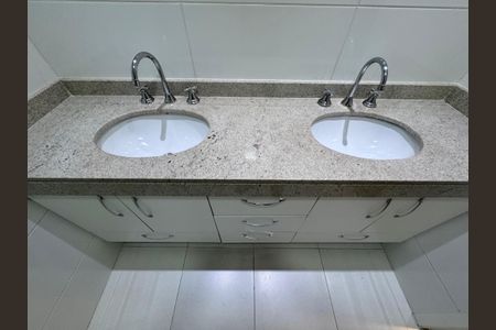 Apartamento à venda com 180m², 3 quartos e 3 vagas Apartamento à venda com 180m², 3 quartos e 3 vagasSuite 1 - Banheiro