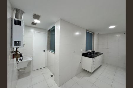 Apartamento à venda com 180m², 3 quartos e 3 vagas Apartamento à venda com 180m², 3 quartos e 3 vagasCozinha e Área de Serviço