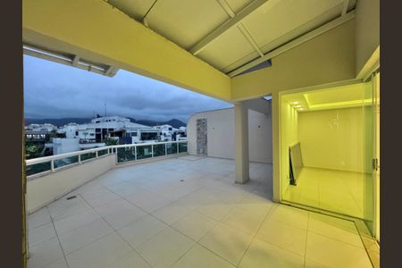 Apartamento à venda com 180m², 3 quartos e 3 vagas Apartamento à venda com 180m², 3 quartos e 3 vagasVaranda / Terraço