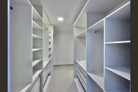 Apartamento à venda com 180m², 3 quartos e 3 vagas Apartamento à venda com 180m², 3 quartos e 3 vagasSuite 1 - Closet
