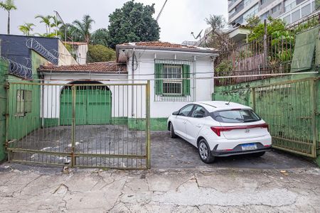 Casa à venda com 239m², 2 quartos e 4 vagas Casa à venda com 239m², 2 quartos e 4 vagasFachada