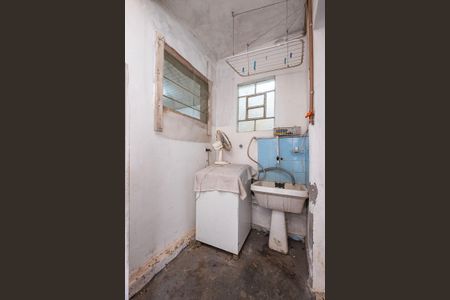 Casa à venda com 239m², 2 quartos e 4 vagas Casa à venda com 239m², 2 quartos e 4 vagasQuintal - Lavanderia