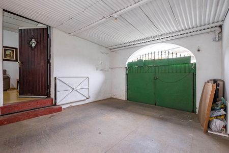 Casa à venda com 239m², 2 quartos e 4 vagas Casa à venda com 239m², 2 quartos e 4 vagasQuintal