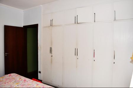 Casa à venda com 532m², 3 quartos e 4 vagasDetalhe - Quarto 01 com Suíte