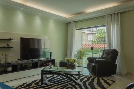 Casa à venda com 280m², 4 quartos e 4 vagas Casa à venda com 280m², 4 quartos e 4 vagasSala