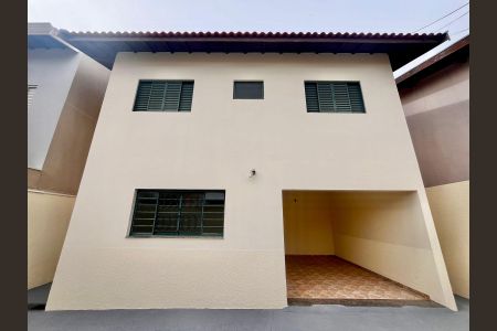 Casa à venda com 180m², 3 quartos e 2 vagasFachada Garagem