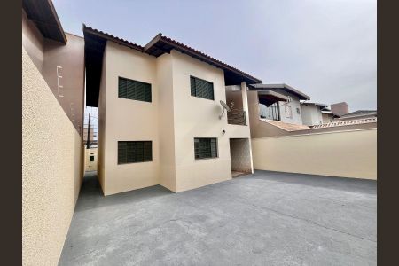 Casa à venda com 180m², 3 quartos e 2 vagasQuintal