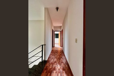 Casa à venda com 180m², 3 quartos e 2 vagasCorredor