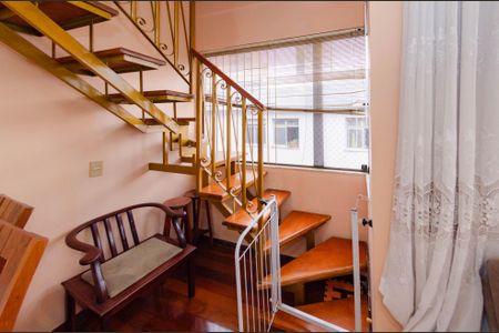 Apartamento à venda com 200m², 4 quartos e 2 vagas Apartamento à venda com 200m², 4 quartos e 2 vagasEscada