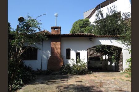 Casa à venda com 2500m², 2 quartos e 30 vagasFachada