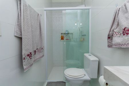 Casa à venda com 320m², 3 quartos e 4 vagasBanheiro da Suíte 2