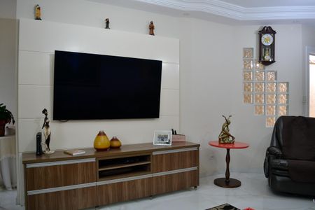 Casa à venda com 245m², 3 quartos e 3 vagasSala