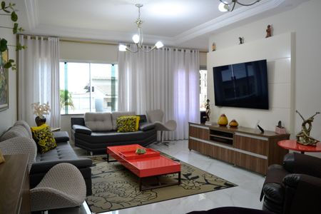 Casa à venda com 245m², 3 quartos e 3 vagasSala