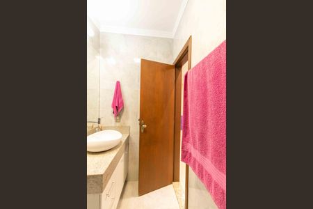 Casa à venda com 200m², 3 quartos e 3 vagasBanheiro 2