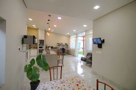 Casa à venda com 384m², 4 quartos e 2 vagasCopa