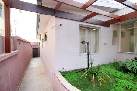 Casa à venda com 384m², 4 quartos e 2 vagasCorredor lateral