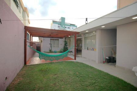 Casa à venda com 384m², 4 quartos e 2 vagasQuintal