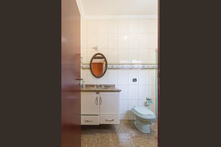 Casa à venda com 380m², 4 quartos e 4 vagasBanheiro da Suíte 2