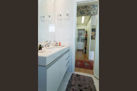 Apartamento à venda com 140m², 3 quartos e 3 vagas Apartamento à venda com 140m², 3 quartos e 3 vagasBanheiro Suite 2