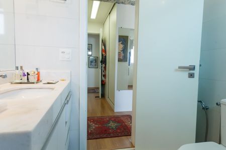 Apartamento à venda com 140m², 3 quartos e 3 vagas Apartamento à venda com 140m², 3 quartos e 3 vagasBanheiro Suite 2