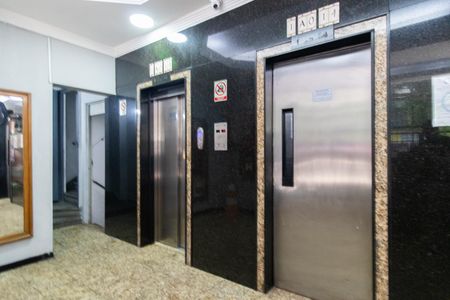 Apartamento à venda com 52m², 2 quartos e sem vaga Apartamento à venda com 52m², 2 quartos e sem vagaElevadores