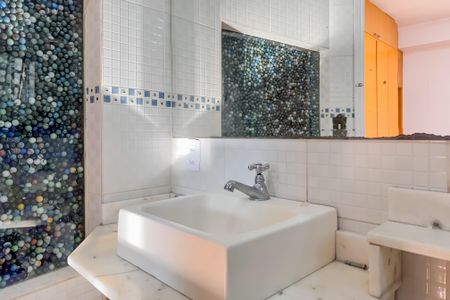 Casa à venda com 597m², 5 quartos e 8 vagasBanheiro da Suíte 2