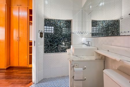 Casa à venda com 597m², 5 quartos e 8 vagasBanheiro da Suíte 2