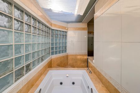 Casa à venda com 597m², 5 quartos e 8 vagasBanheiro da Suíte Master