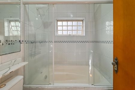 Casa à venda com 597m², 5 quartos e 8 vagasBanheiro da Suíte 2