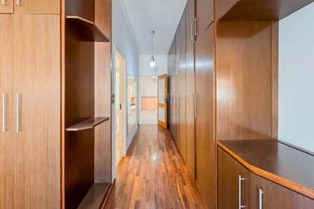 Casa à venda com 597m², 5 quartos e 8 vagasCloset da Suíte Master