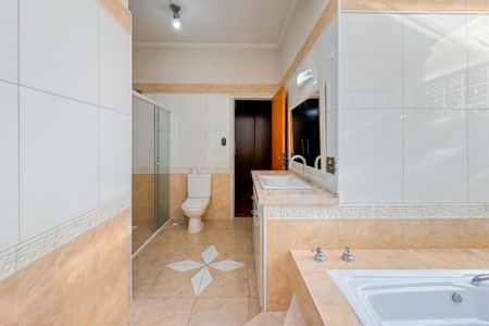 Casa à venda com 597m², 5 quartos e 8 vagasBanheiro da Suíte Master